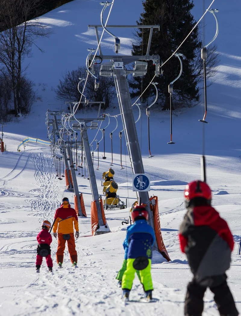 Skifahrer am Tellerlift.